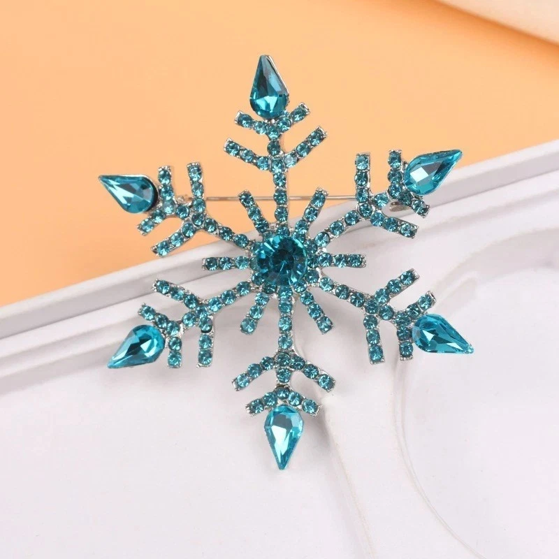 Broche de copo de nieve de Navidad 10 quilates topacio simulado pera chapado en oro blanco de 14 quilates Foto 3 de 4