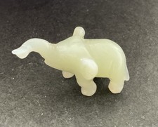 Sehr fein geschnitzter Jade-Elefant, hellgr&uuml;ne Jade, Sammlerst&uuml;ck