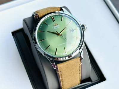 Orient Bambino mechanische Herrenuhr RA-AC0P01E30B klassisch grünes Datum Zifferblatt 30M
