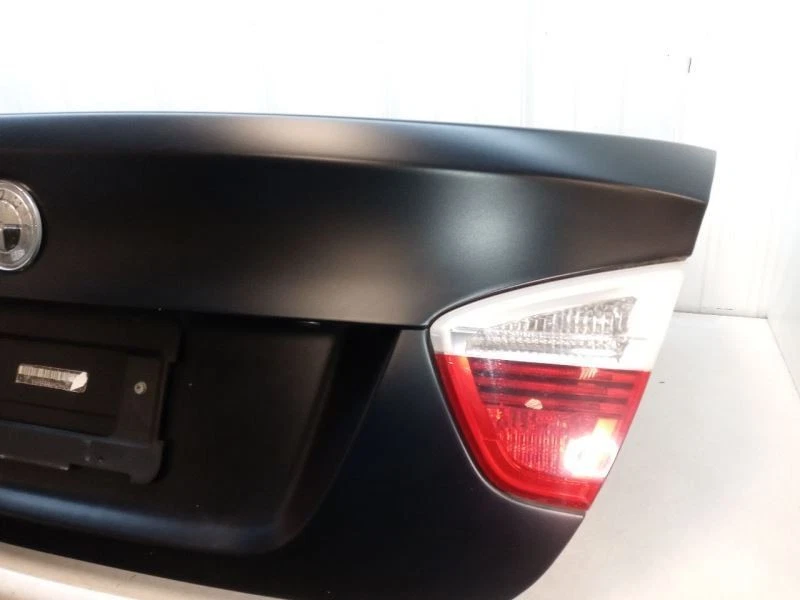 BMW E90 328i 2006 2007 2008 tapa trasera del maletero con luces planas negras OEM usado probado Foto 4 de 4
