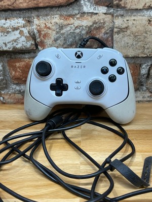 Razer Wolverine V2 Wired Gaming Controller for Xbox Series X|S Xbox One  / READ