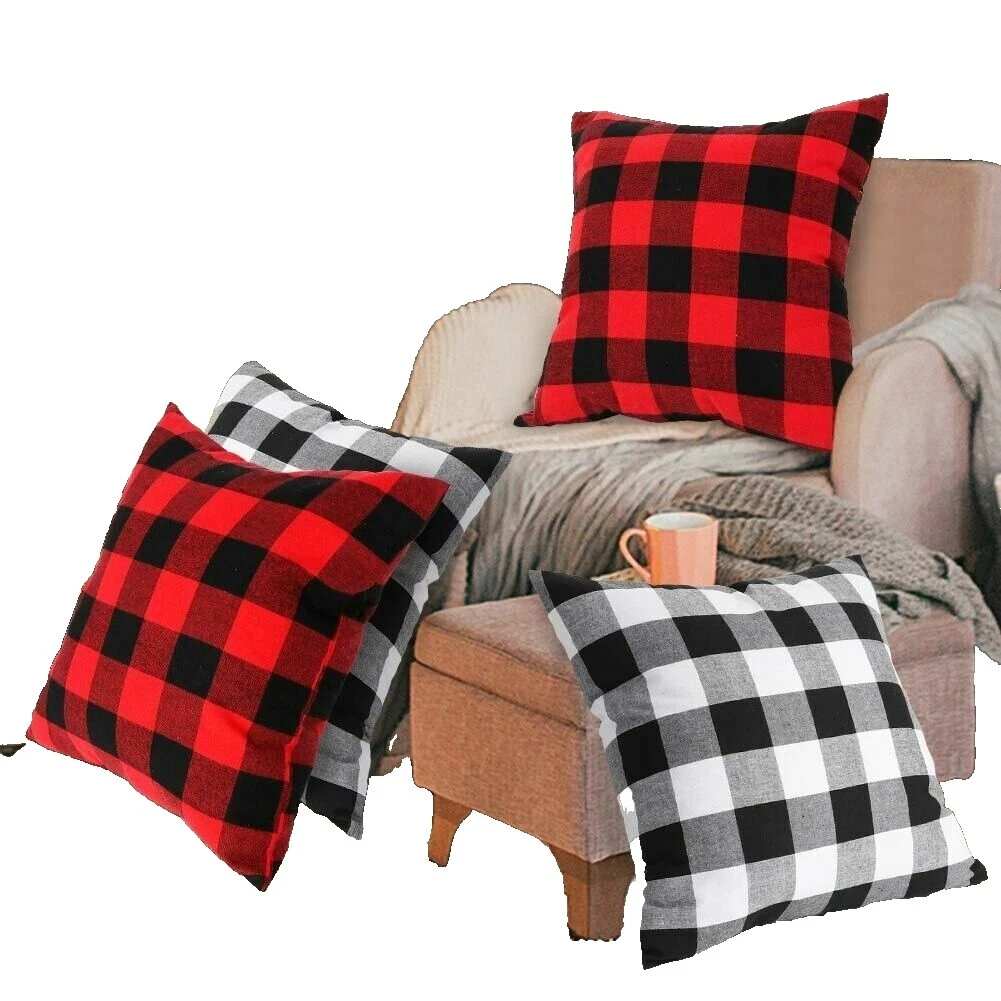Клетчатые домики и архитектурные квадратные подушки для домашнего декора