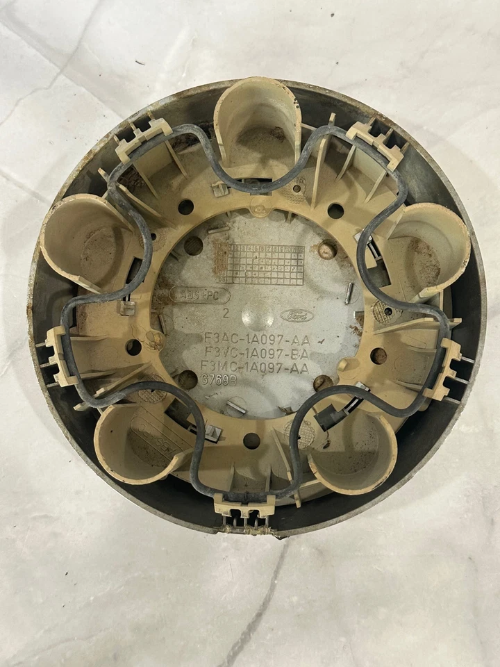 TAPA CENTRAL CROMADA MERCURY GRAND MARQUIS 1993-1996 - 2 F3MC-1A097-AA Foto 2 de 4