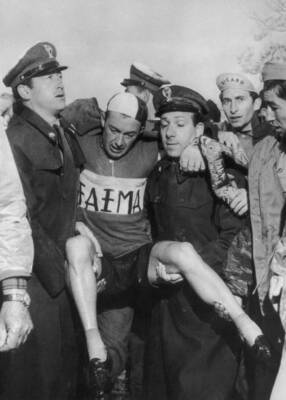 Luxembourgian cyclist Charly Gaul collapses cold exhaustion aft- 1956 Old Photo