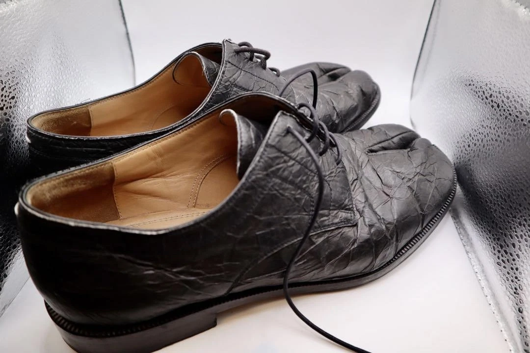 Scarpe eleganti da lavoro Maison Margiela Tabi in pelle nera con rughe EU41 US8