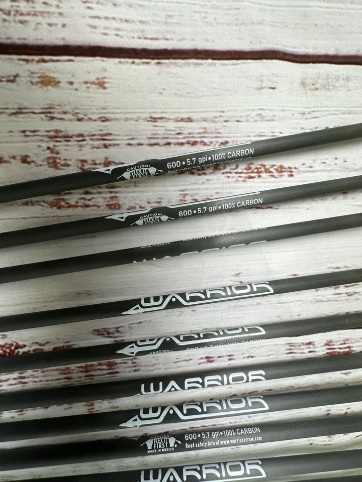 Dozen (12) Gold Tip Warrior 600 spine fletched carbon arrows 4" FEATHERS - Image 3 of 4