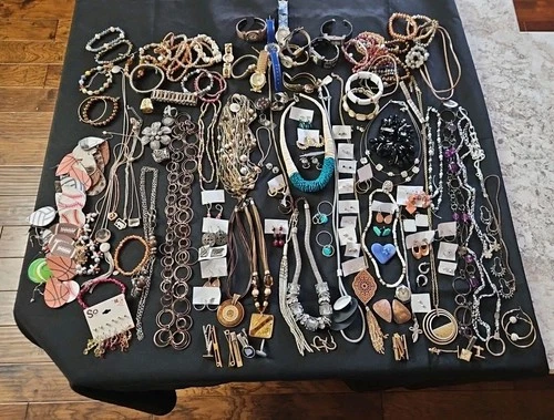 Huge VINTAGE Lot Of Costume Jewelry 165+ pieces Necklaces, Bracelet, Earrings