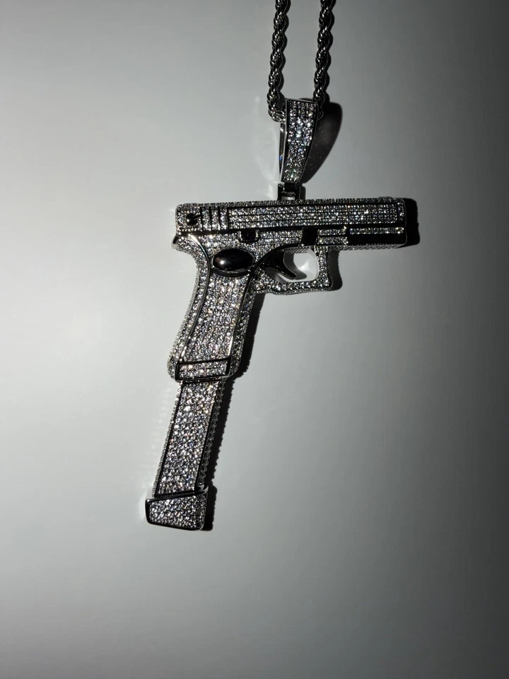 Collar colgante Iced Out Glock 19 con cristales de circón Foto 3 de 4