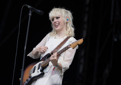 Izzy Baxter Phillips of Black Honey performs at Reading Festival day 1- Photo 6
