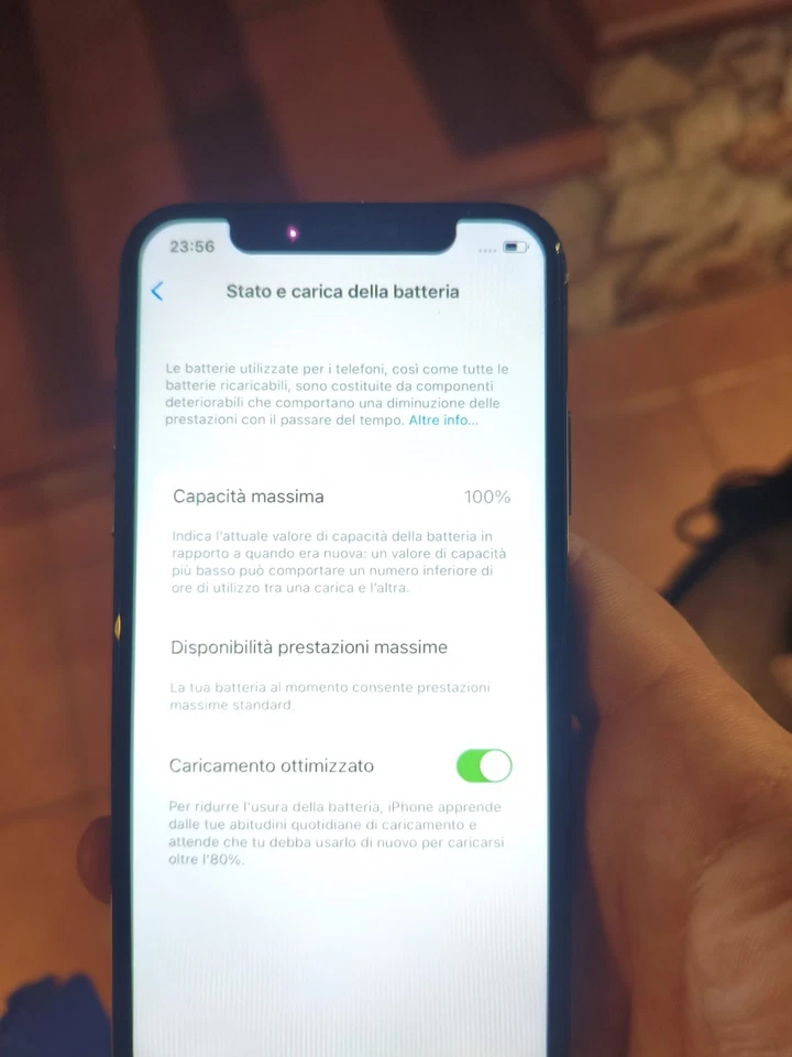 Apple iPhone X - 256GB - Grigio siderale (Sbloccato) - Immagine 2 di 4