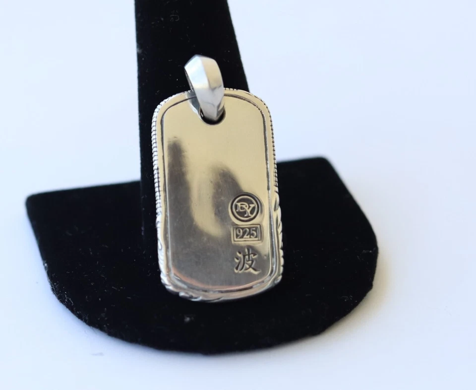 Colgante amuleto con etiqueta de perro David Yurman de plata de ley de 35 mm ondas para hombre Foto 4 de 4