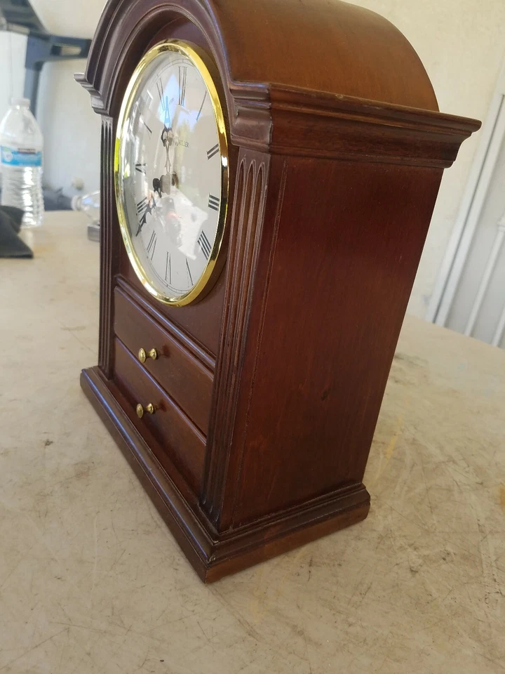 635-112 KAYLA --RELOJ DE MESA HOWARD MILLER EN CEREZA WINDSOR Foto 3 de 4