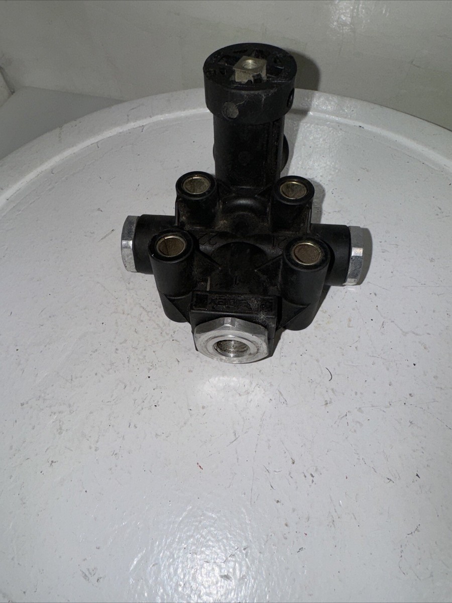 くれふみ Reinee Fold-Over Crossbody | GUESS Factory