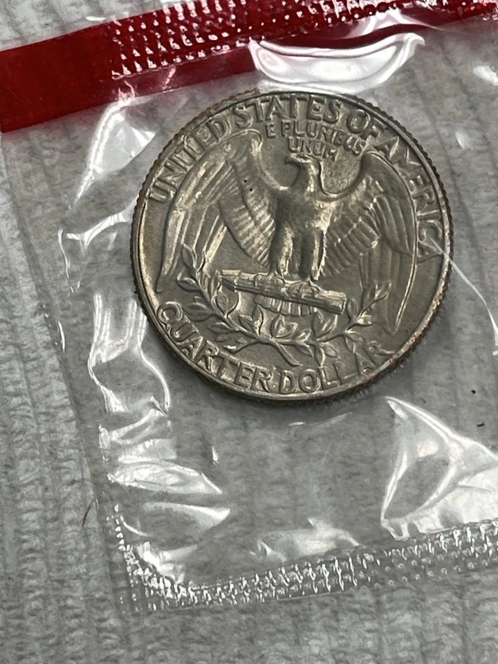 1969 D  Washington Quarter BRILLIANT COIN MINT UNC SEALED IN CELLO - Image 3 of 4