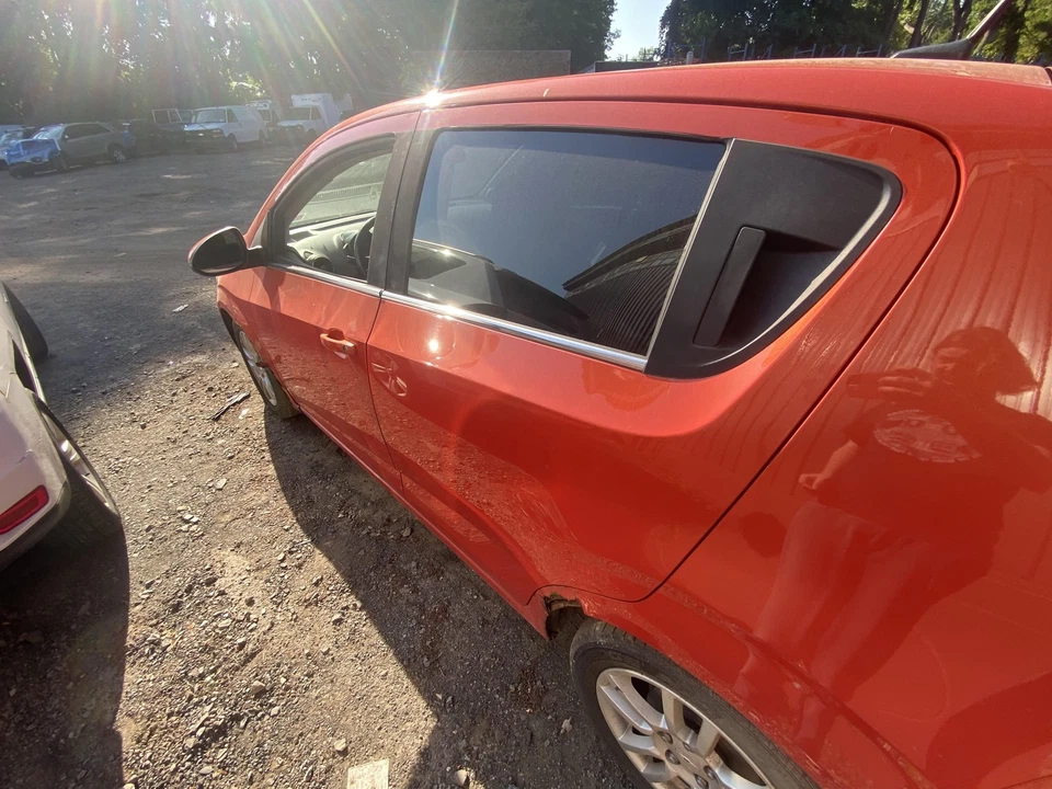 Used Rear Left Door Assembly Rear Side fits: 2012 Chevrolet Sonic Htbk electric Foto 3 de 4