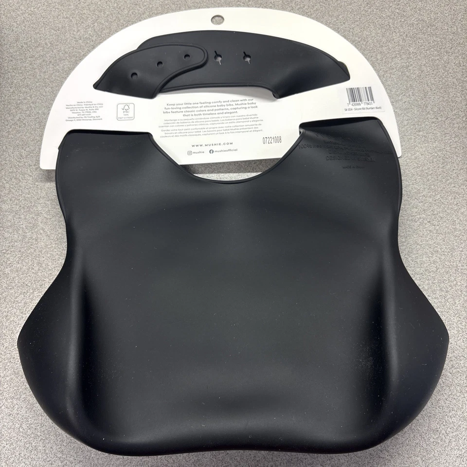 Babero de bebé de silicona Mushie | Baberos impermeables de ajuste ajustable negro Foto 2 de 2