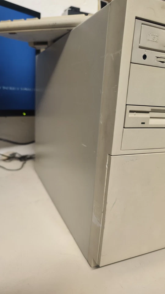 Computer Pentium II MMX 333Mhz 64Mb Matrox MGA 100 Nec Power VR 3D HD 4Gb Win98 - Bild 3 von 4