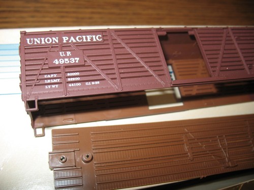 WALTHERS UNION PACIFIC 40' STOCK BOX CAR KIT HO SCALE MODEL TRAIN - Picture 2 of 7