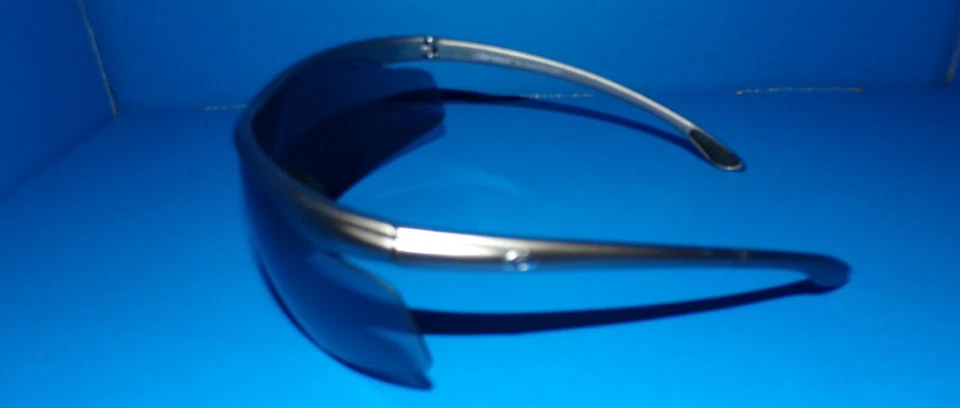 Marco de gafas de sol G Force By Gargoyles metálico plateado con estuche de lentes naranja y dorado Foto 4 de 4