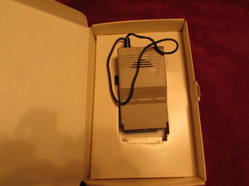 Vintage Commodore 1660 Modem 300 - C64 W/Box. Disc and One cable - Picture 2 of 4