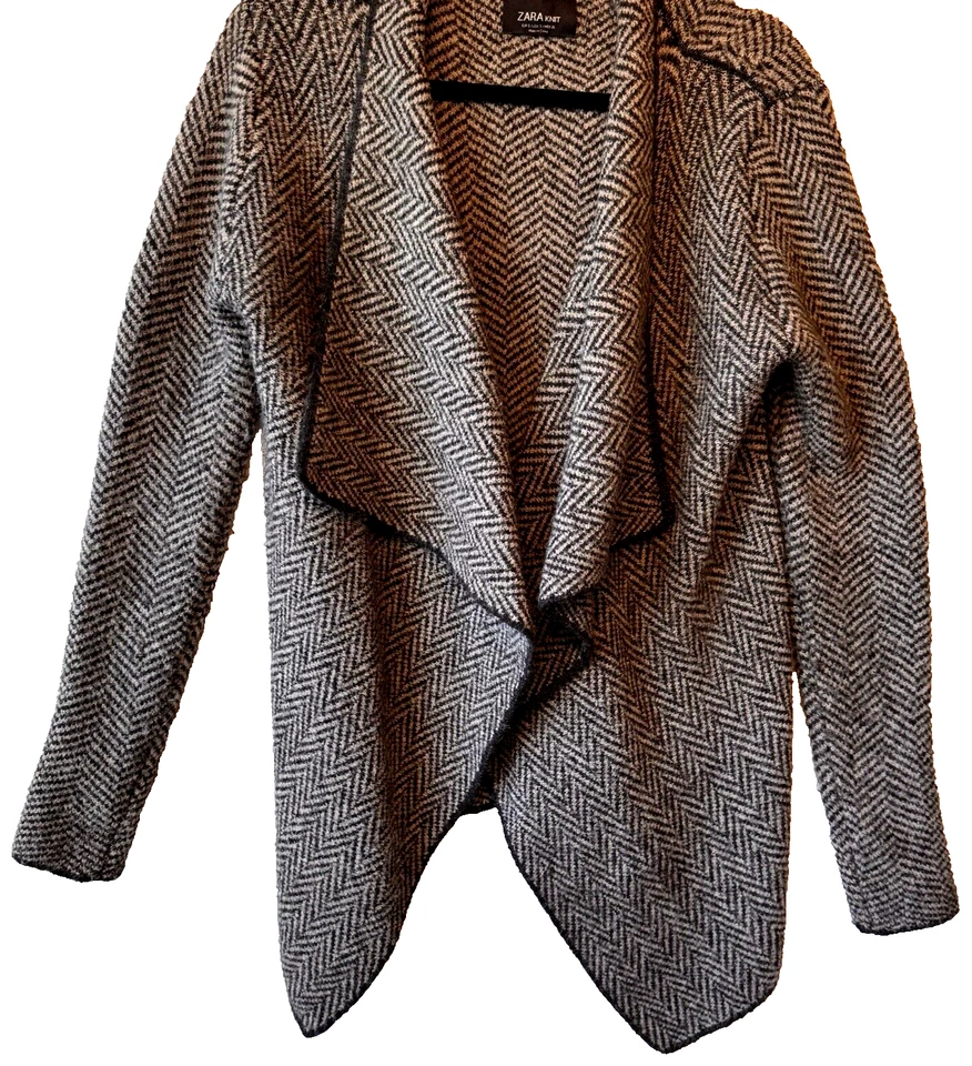 Cárdigan Suéter ZARA Pequeño Espiga Marrón Oscuro Negro Frente Abierto Borde Negro Foto 2 de 4