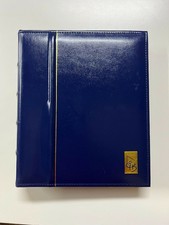 1 blaues ETB Postalbum f&uuml;r Ersttagsbl&auml;tter ohne Jahreszahl Etikett zum Kleben da