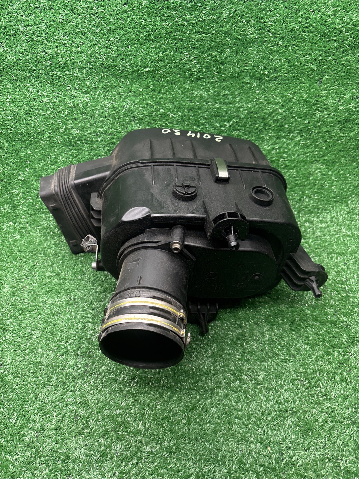 2014-2017 Maserati Ghibli Engine Air Intake Filter Right 670001543, 70552746 OEM