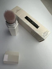Pros of Fenty Beauty PORTABLE HIGHLIGHTER BRUSH 140
