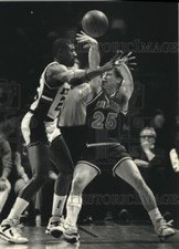 1989 Press Photo Paul Pressey Bucks knocks ball from Cavalier, others, Milwaukee