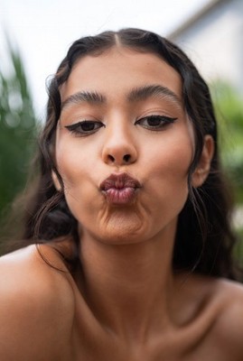 24 Pics.  Botoxed Babes Showing Off Her Lips! 5 X 7 Ai Photos.Lab Process.ESC