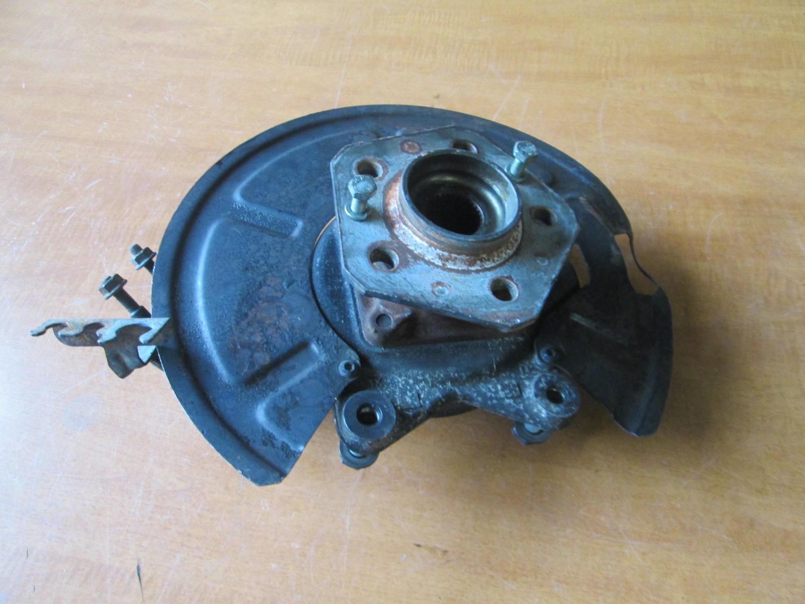 Maserati Coupe - LH Front Hub - Knuckle / Spindle / Wheel Bearing # 197764 