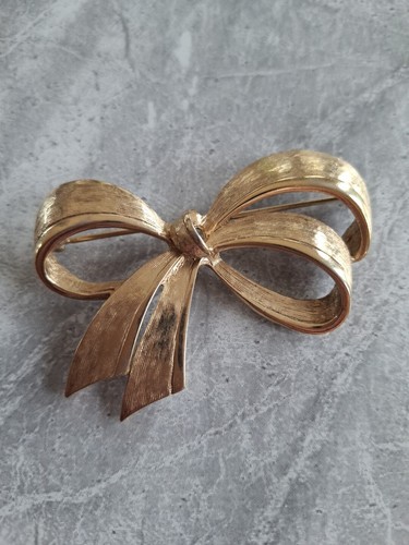 Lovely Large Vintage Goldtone Signed Avon Brooch In The Shape Of A Bow. - Picture 2 of 5