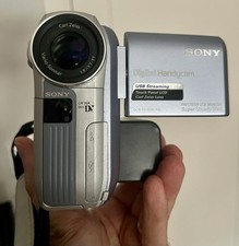 Sony Handycam DCR-PC103E MiniDV écran tactile 2,5" zoom 10x/120x USB