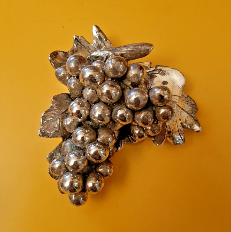 Soprammobili in lamina argento 800,  grappolo d'uva e vecchio scarpone - Immagine 2 di 4