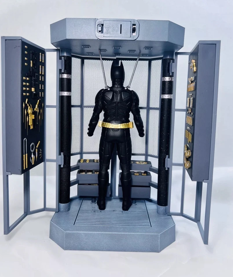 Batman Bruce Wayne Luz LED 1/12 Armería Arma Garaje Traje Extraíble Accesorio Foto 2 de 4
