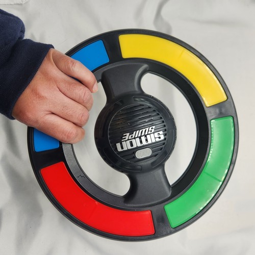 Juego de memoria portátil electrónico Simon Says Swipe juguete Hasbro probado - Imagen 7 de 7