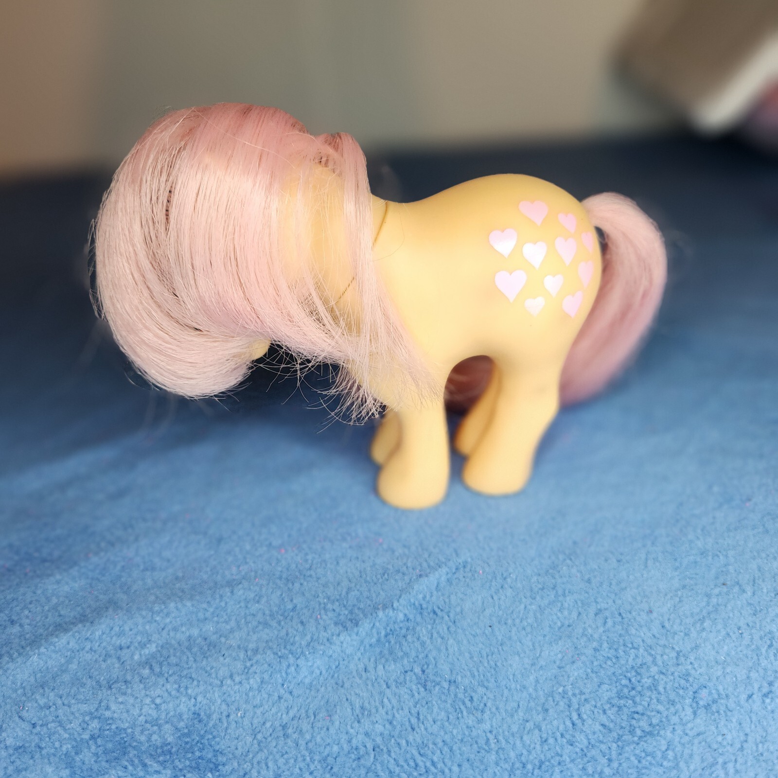 G1 Vintage My Little Pony Peachy con bella sella da salotto imbracatura cappelli spazzola