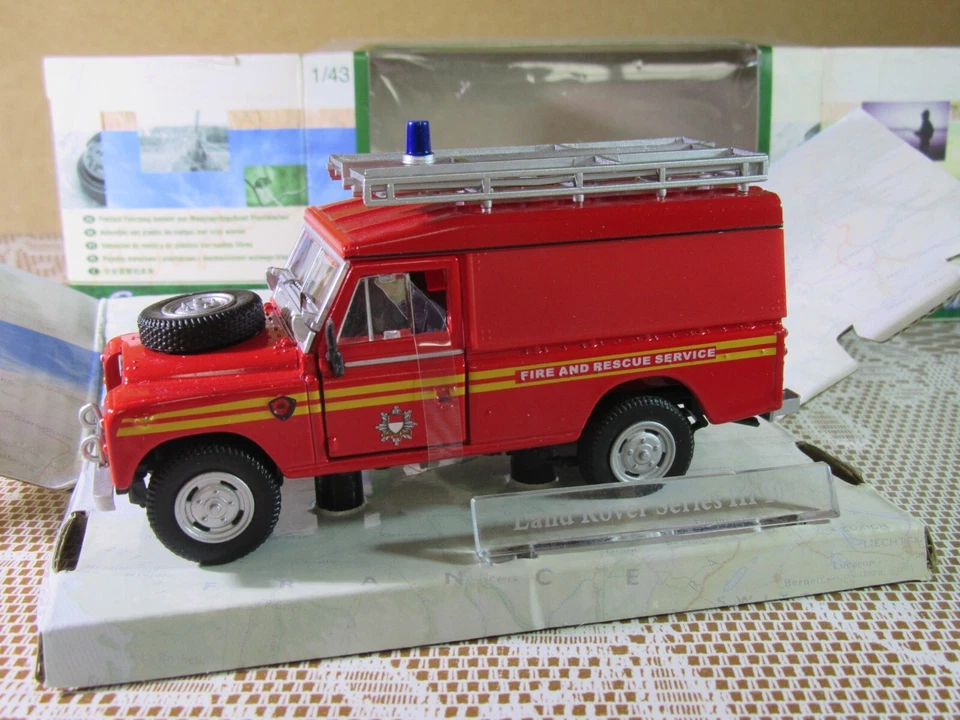 193Z Cararama Hongwell Land Rover 109 Série III Fire Rescue Brigade Rouge 1:43 - Photo 2/4