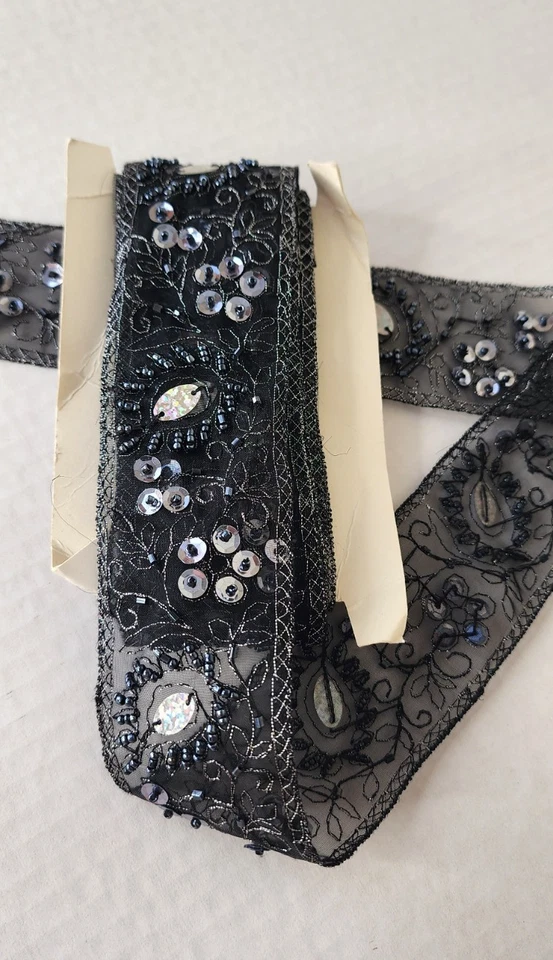 Guarnição de renda preta com miçangas à mão com lantejoulas – 3,9 jardas, Índia - Imagem 4 de 4