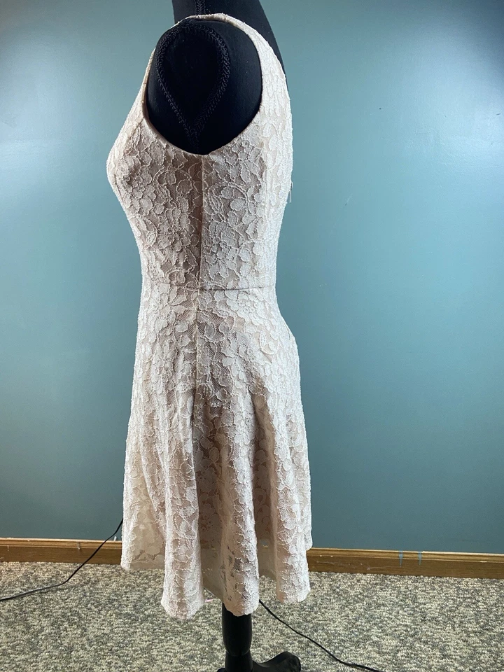 Vestido skatista feminino tamanho pequeno marfim renda fit n flare zíper traseiro - Imagem 3 de 4