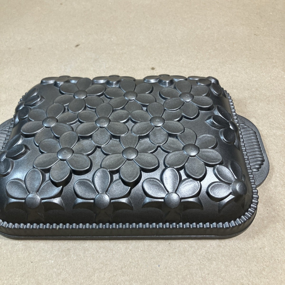 Nordic Ware Daisy Cake Pan 10 Cups 9x11 Floral Flowers Cast Mold