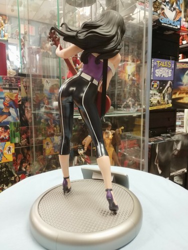 DC Collectibles DC Bombshells The Huntress Limited Edition - Picture 7 of 9
