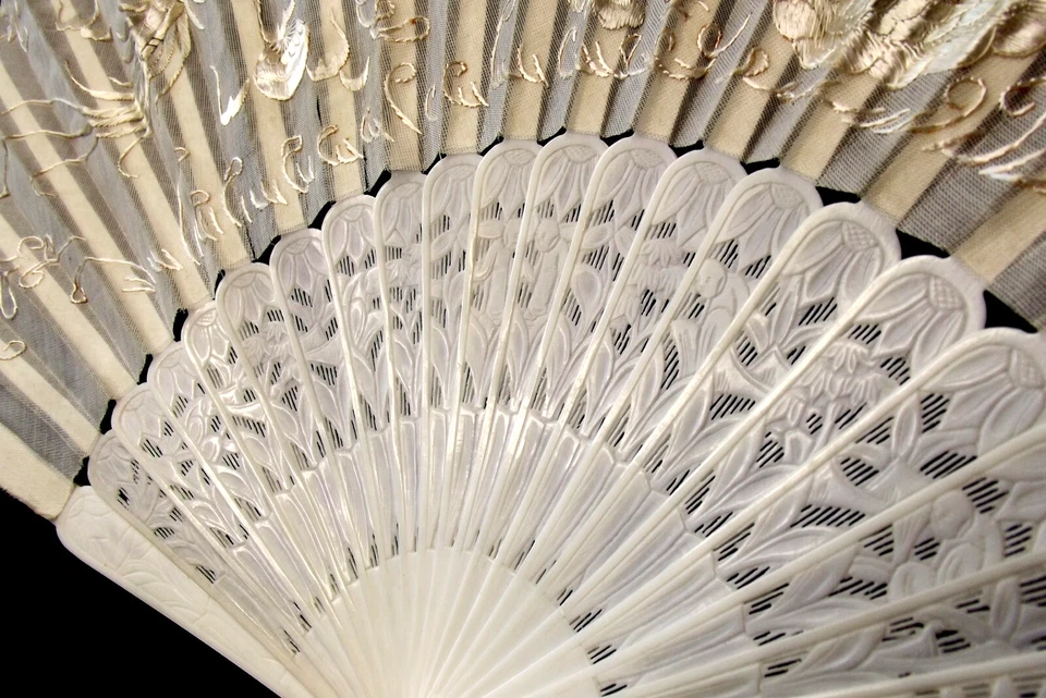 Antique Canton Fan Chinese Export Silk Embroidery Exquisite Carving - Изображение 4 из 4