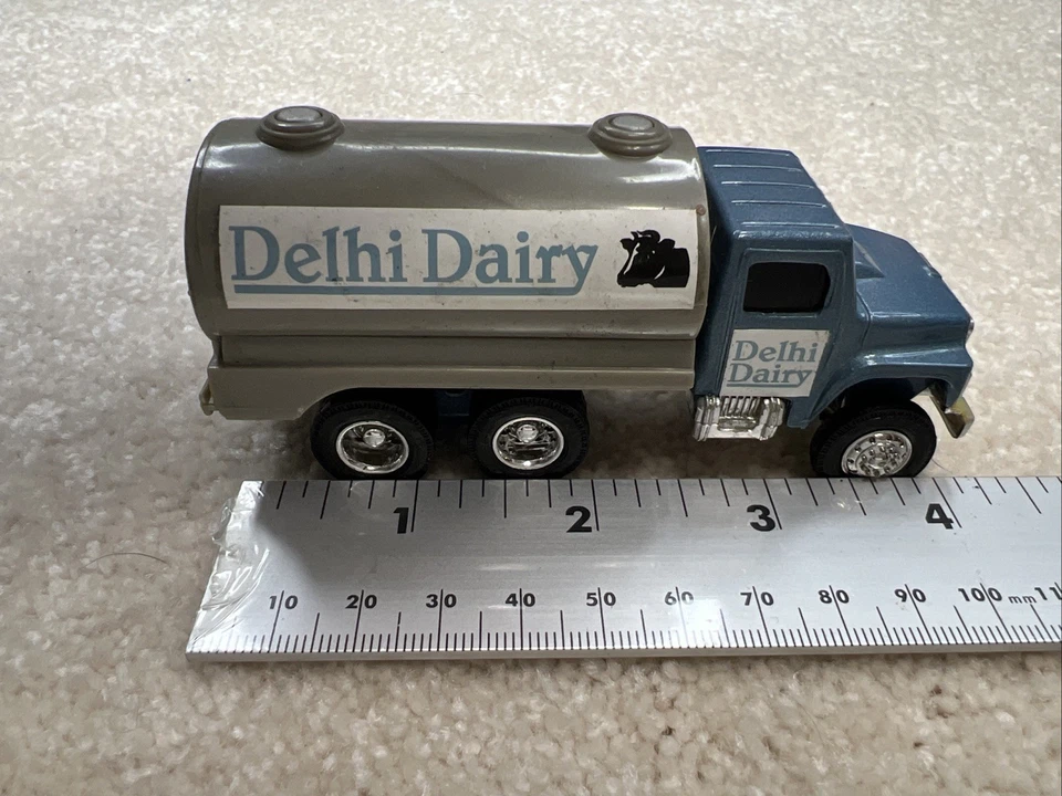 Ertl Farm Country International Milk Truck 1/64 Scale Die Cast Blue R9 - Image 3 of 4