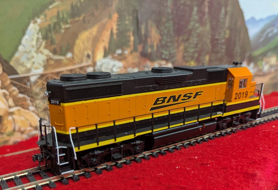 MTH HO BNSF GP38-2 DIESEL LOCOMOTIVE DCC 85-2018-0 - Image 3 of 4