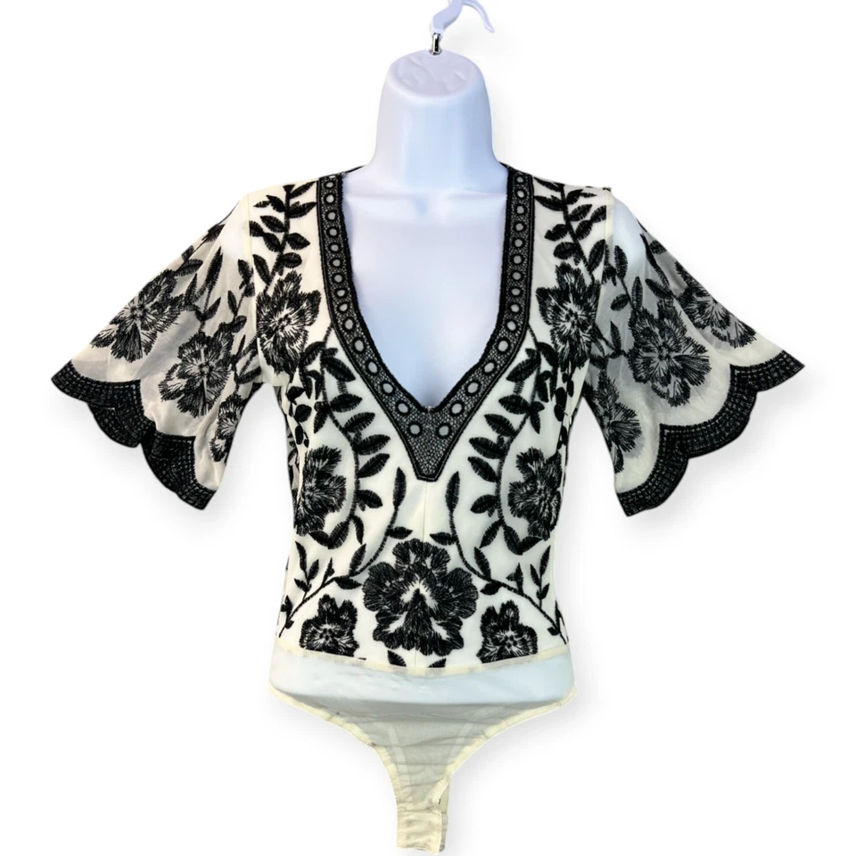 Body para mujer Honey Punch talla XS beige malla negro floral bordado cuello en V Foto 2 de 4