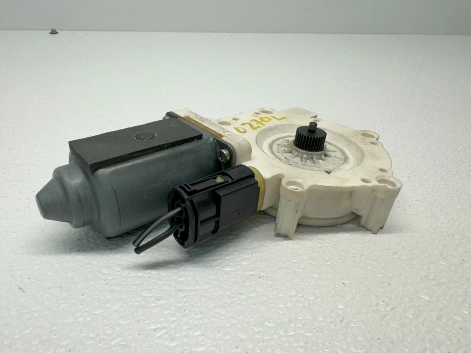 2000-2003 BMW 530I FRONT DRIVER DOOR WINDOW REGULATOR MOTOR OEM - Image 3 of 4