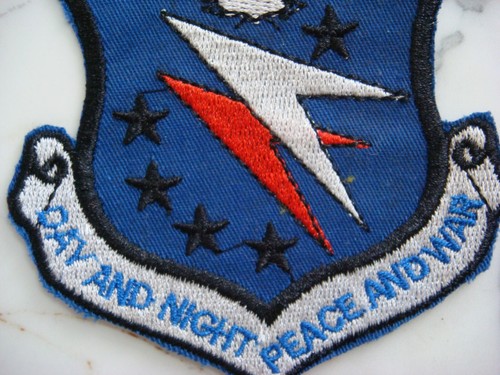 USAF 14th AIR COMMANDO WING DAY AND NIGHT & PEACE AND WAR, VIETNAM WAR PATCH - Imagen 2 de 3