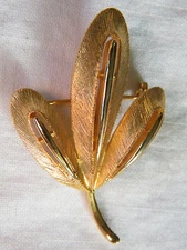 Stunning Brooch Pin Gold Tone Textured Matte Shiny Leaf 2 x 1 1/4 Inch NICE