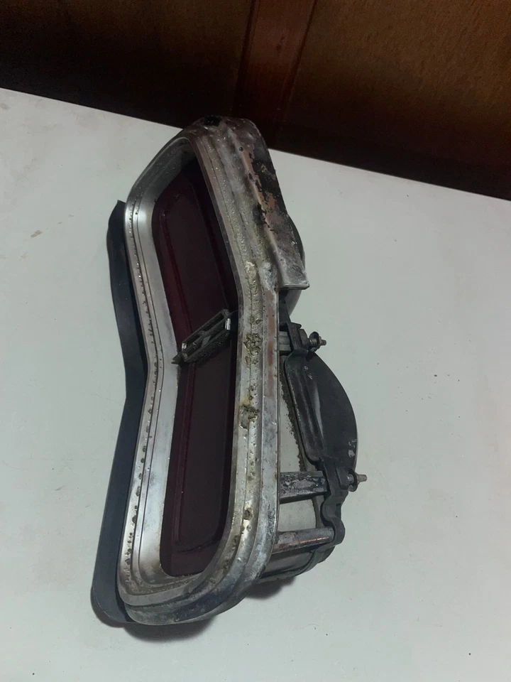 1973 Oldsmobile Delta 88 Tail light Taillamp Assembly RH Right Passenger 5965406 - Image 3 of 4